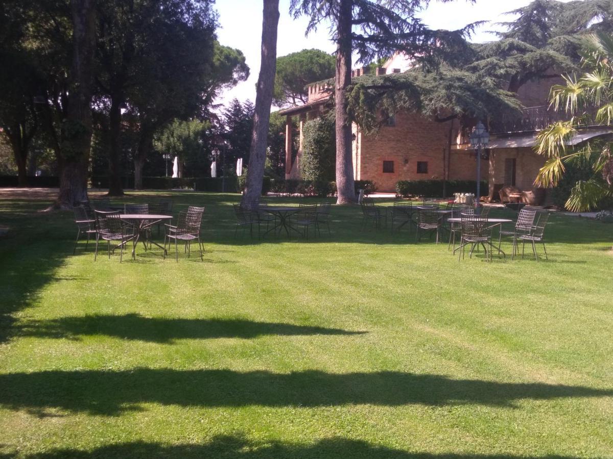 Hotel Assisi Parco Dei Cavalieri ペトリニャーノ エクステリア 写真